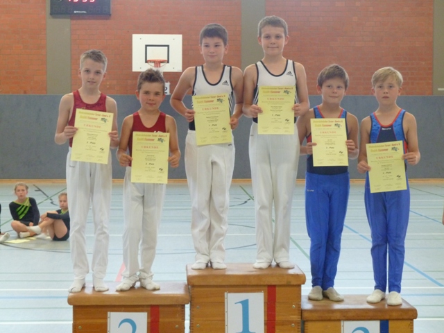 Eduard und Yanic bei der Siegerehrung (Platz 1. Ging an Wunstorf und Platz 3 an Poggenhagen).JPG